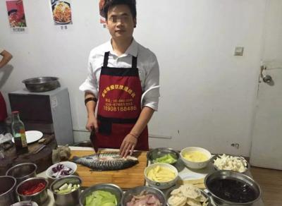  香蕉成人在线视频现场制作烤鱼技术