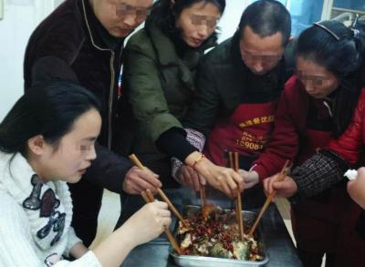  香蕉成人在线视频们品尝烤鱼