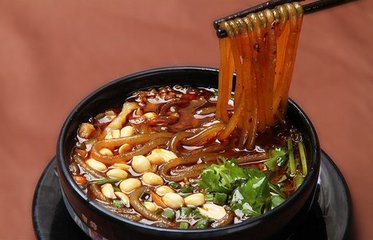成都小吃肥肠粉搭配“锅盔”，一个锅盔3两肉！