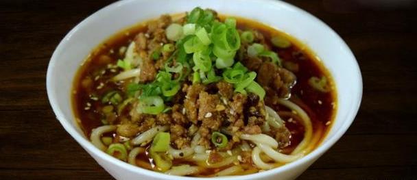成都美食小吃担担面，卤汁酥香，咸鲜微辣