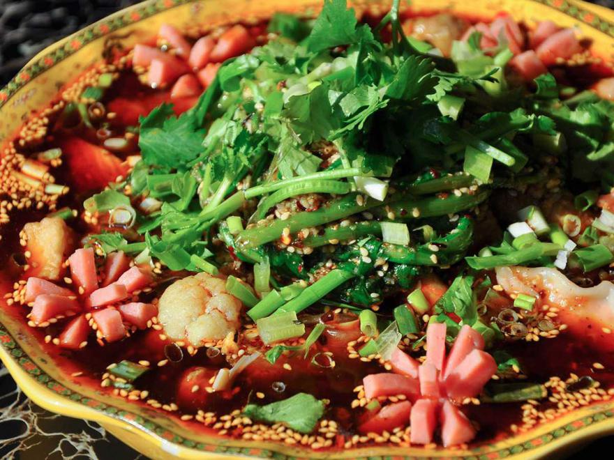 冒菜也叫火锅菜，是一种烫煮的形式