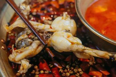 美蛙鱼头火锅成人香蕉视频哪家靠谱?成人香蕉视频底料制作